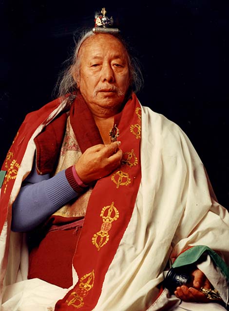 Chhi’mèd Rig’dzin Rinpoche wearing an empowerment shawl
