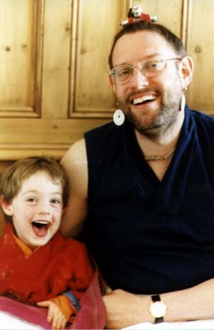 Ngakpa Rig&rsquo;dzin Dorje mit Sohn Henry