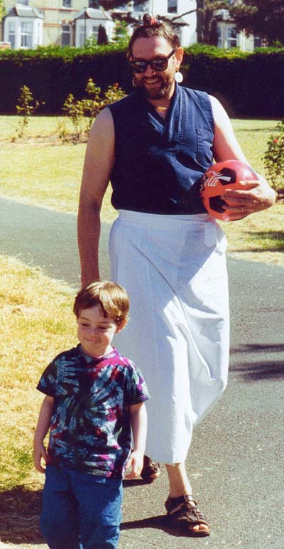 Ngakpa Rig&rsquo;dzin Dorje mit seinem Sohn Henry