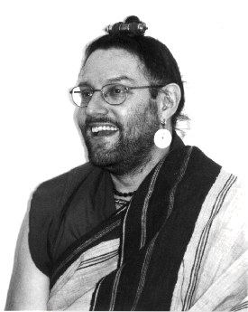 Ngakpa Rig&rsquo;dzin Dorje tr&auml;gt den traditionellen Zen (Schal)