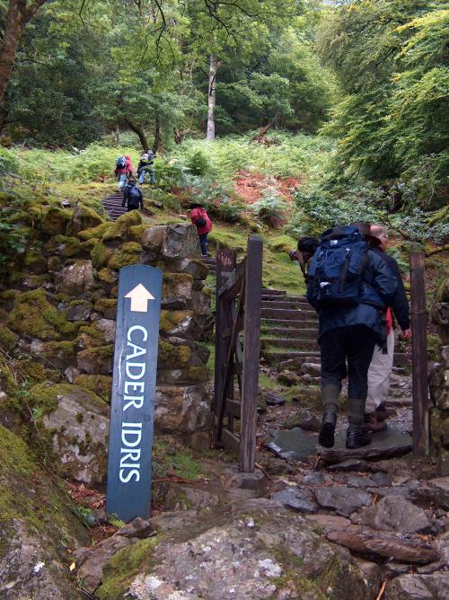 Sangha-Expedition: viele Stufen hinaufsteigend